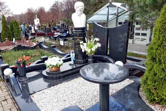 Бюст покойной из белого мрамора на гранитной колонне