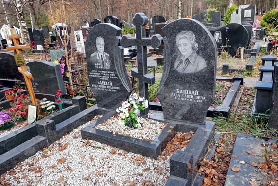 Фигура православного креста между двух округлых надгробий