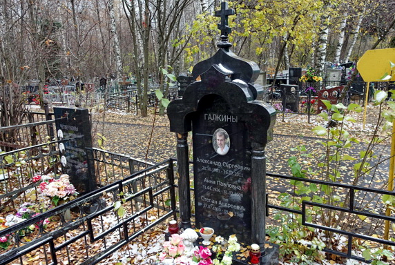 Гранитное надгробье в православном стиле
