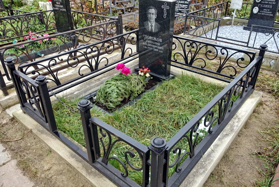 Классический памятник из черного гранита