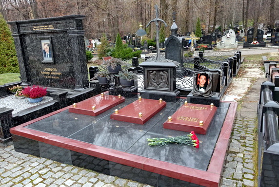 Место захоронения с необычным крестом без ограждения