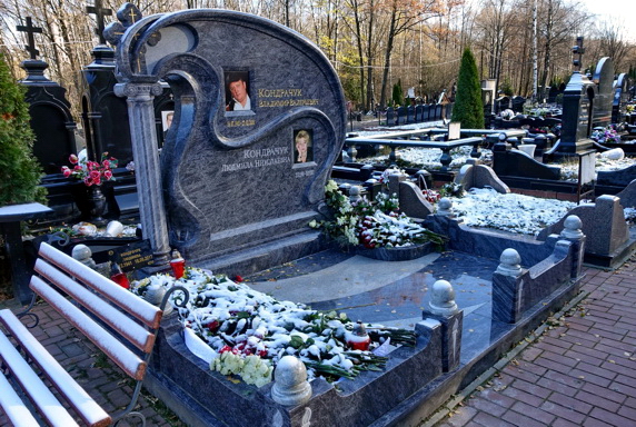 Памятник оригинальной формы на двух покойных