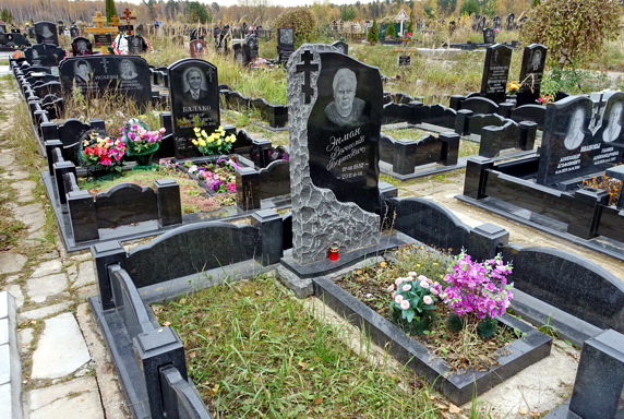 Памятник с декоративной плитой из черного гранита 