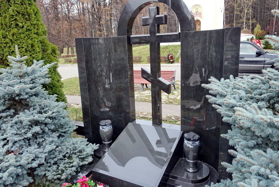 Пустая мемориальная композиция из чёрного гранита