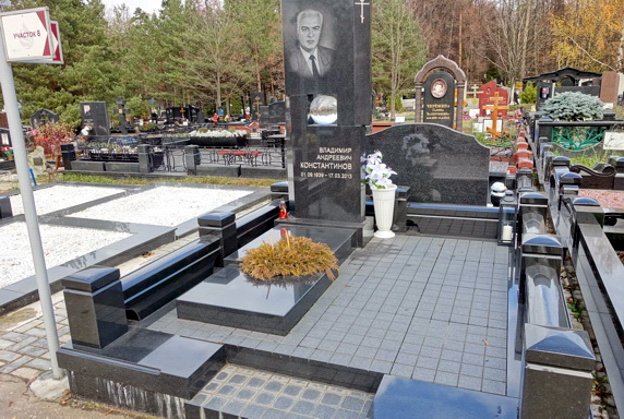 Разделённая на две части мемориальная стела с шаром посередине