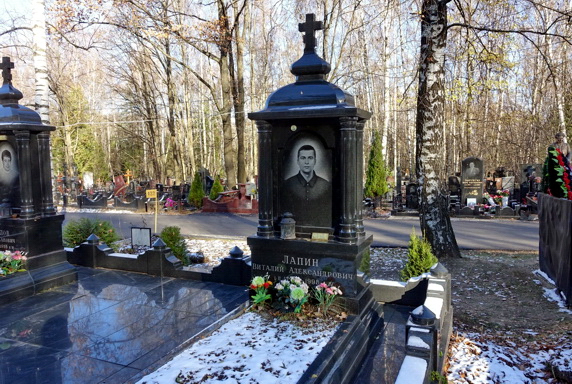 Широкий гранитный памятник-арка на четырёх колоннах 
