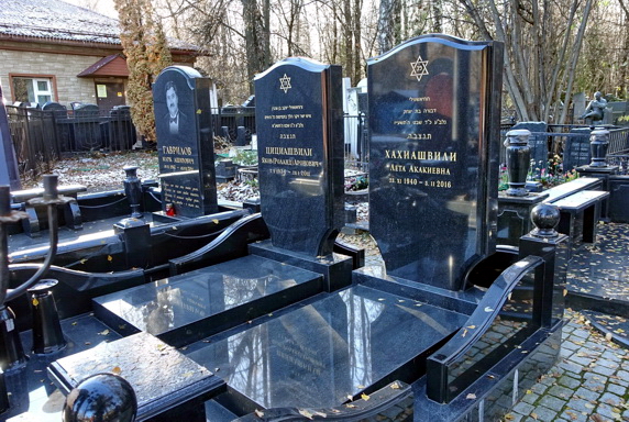 Симметричные памятники с надгробными плитами